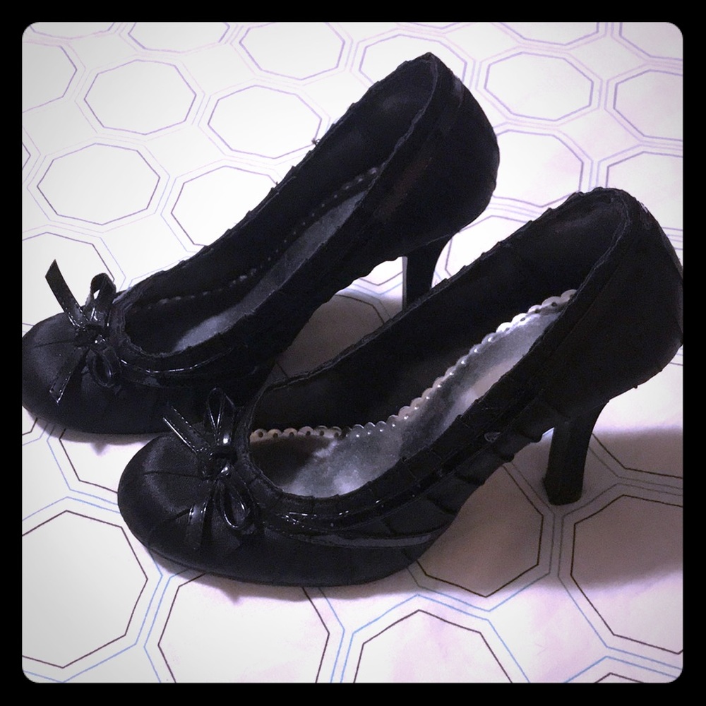 Black heels with bow